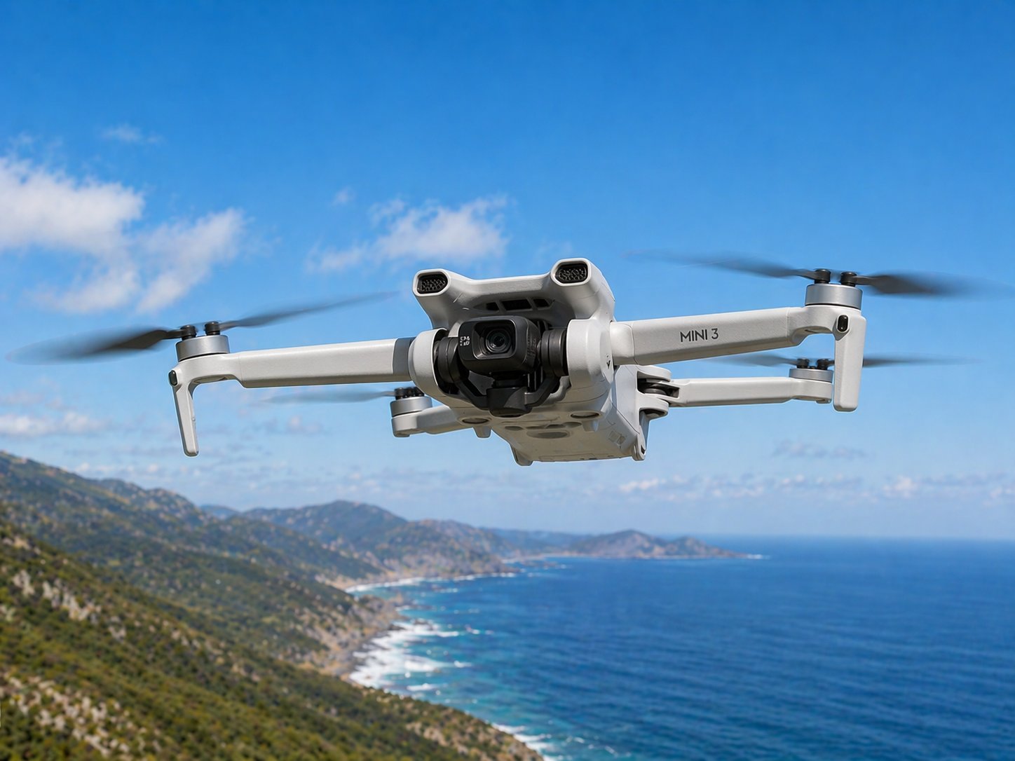 DJI Mini 3 Drohne mit größerem Sensor und vertikalem Video-Modus im Flug über Küstenlandschaft