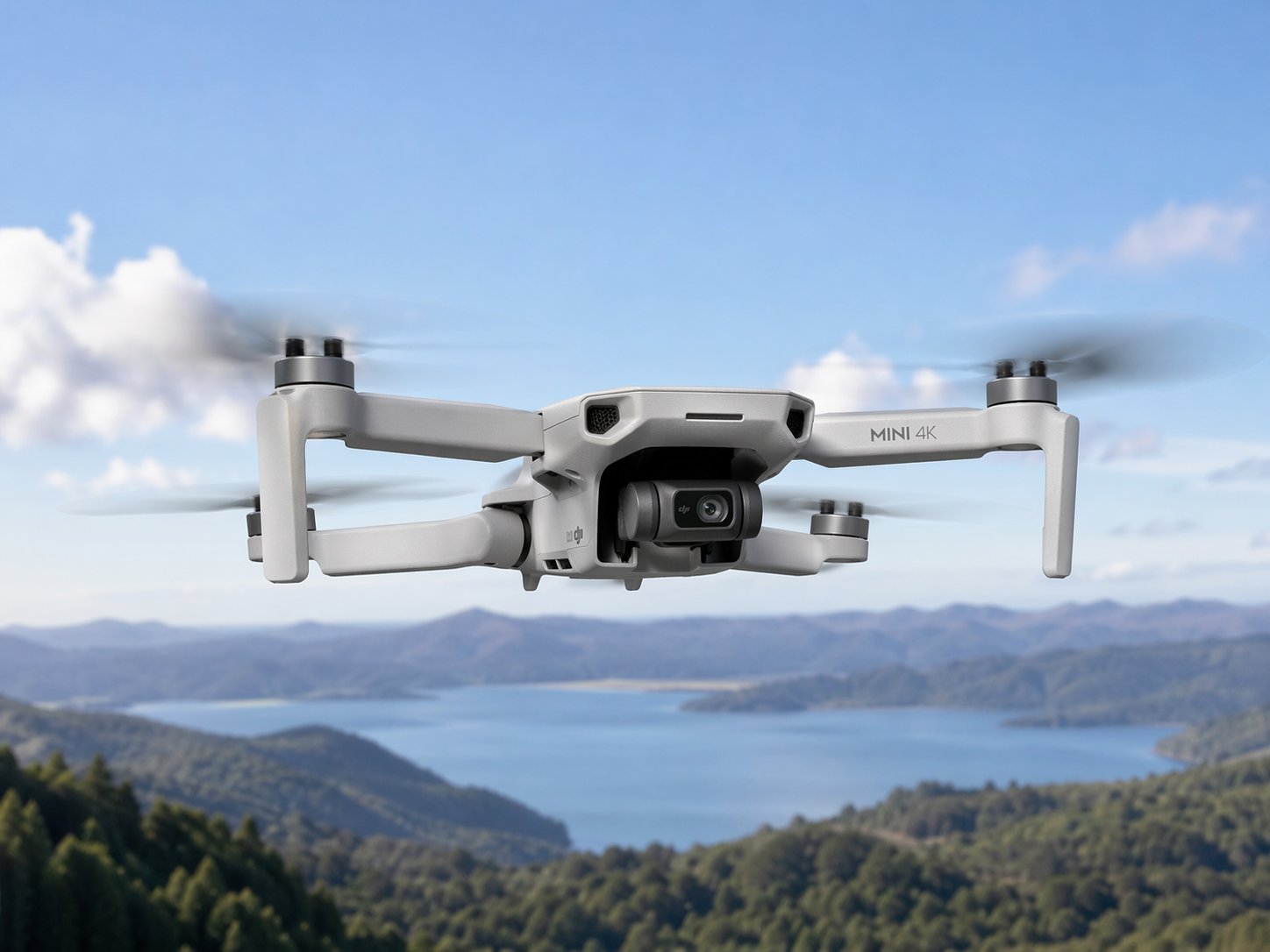 DJI Mini 4K Einsteiger-Drohne mit 4K-Kamera im Flug über Berglandschaft